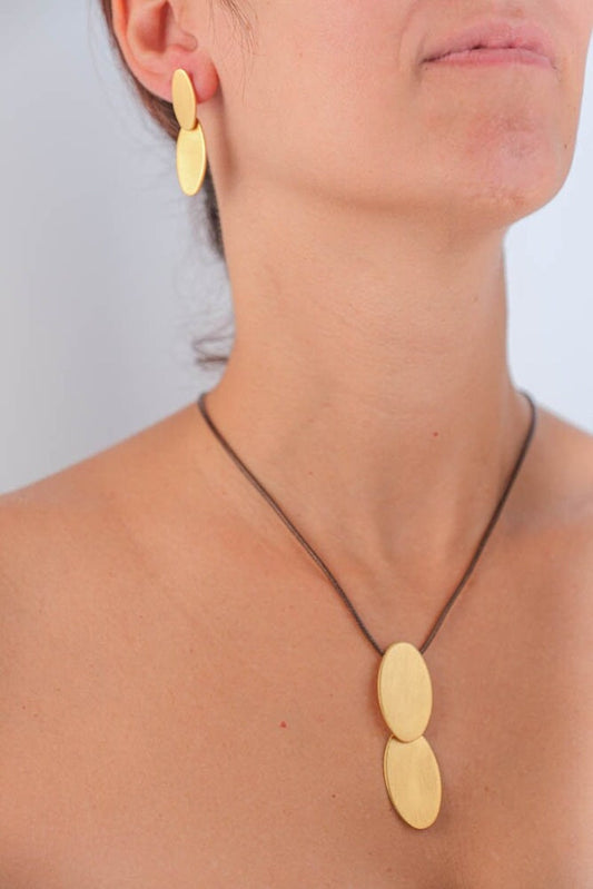 Dynamic Oval Necklace side view with sculptural profile