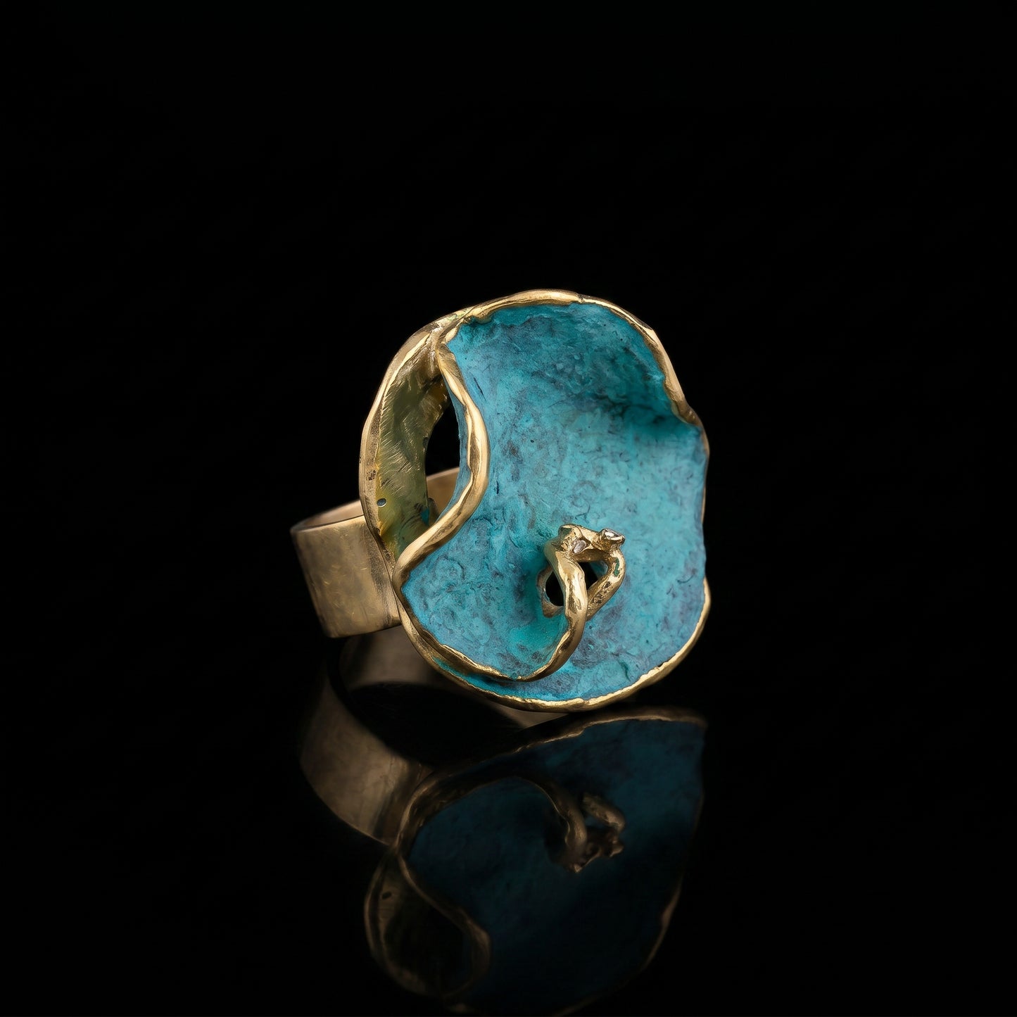 Oceánida ring with turquoise stone and gold-tone sculpted side band