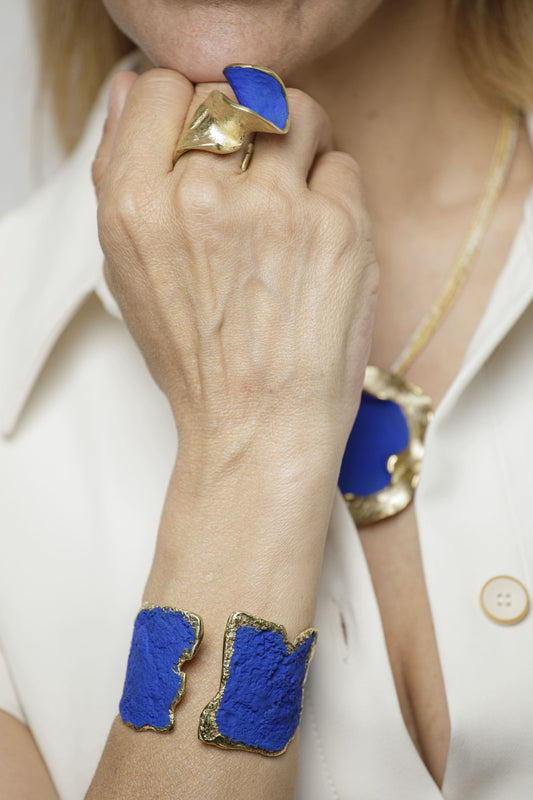 Aurum Unda Ring in gold-plated bronze with sculptural design