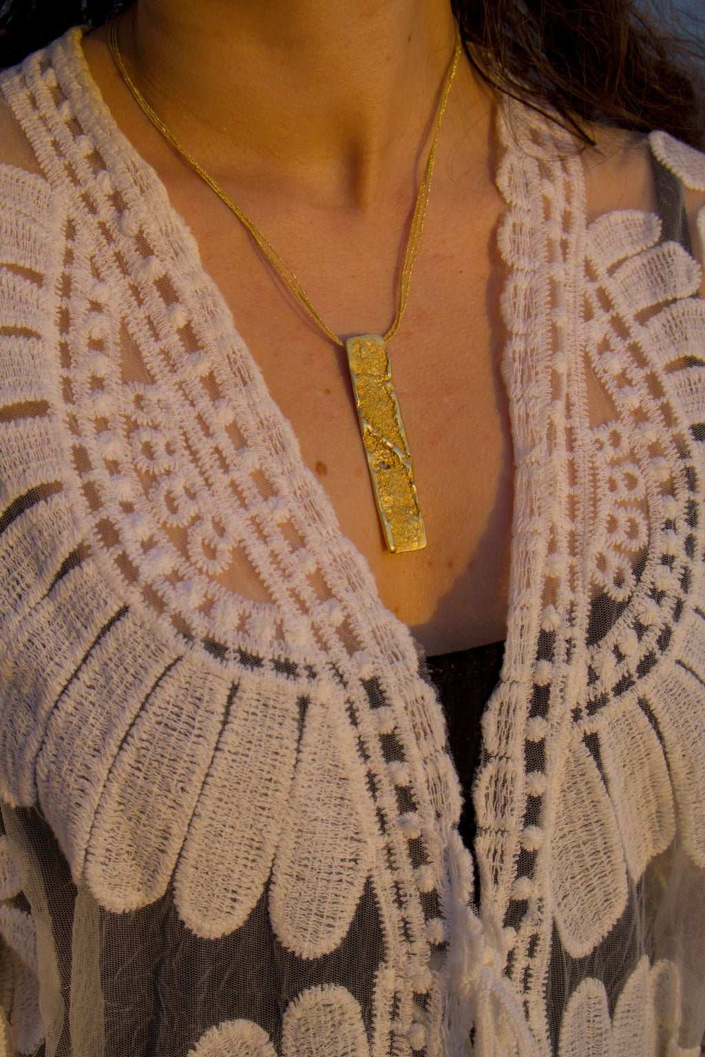Collar con colgante estratificado de oro de 18 quilates usado con colgante rectangular texturizado en cadena