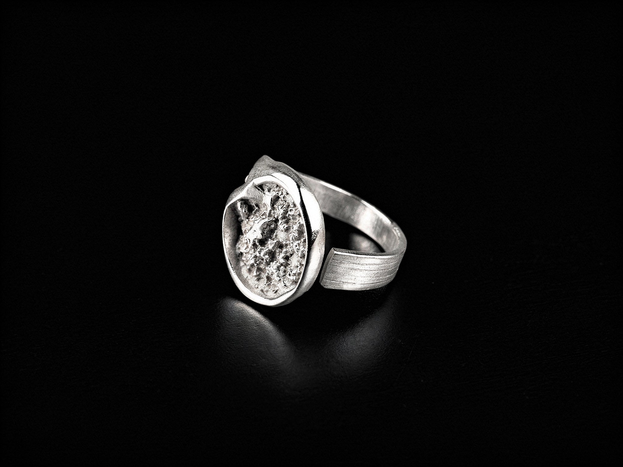 925 sterling silver oval druzy-style ring, side view with wide band