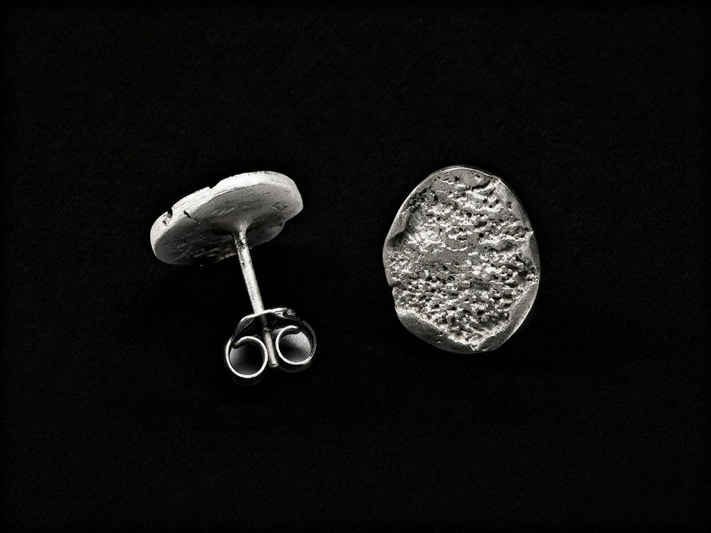 925 sterling silver stud earring with hammered disc face and butterfly back