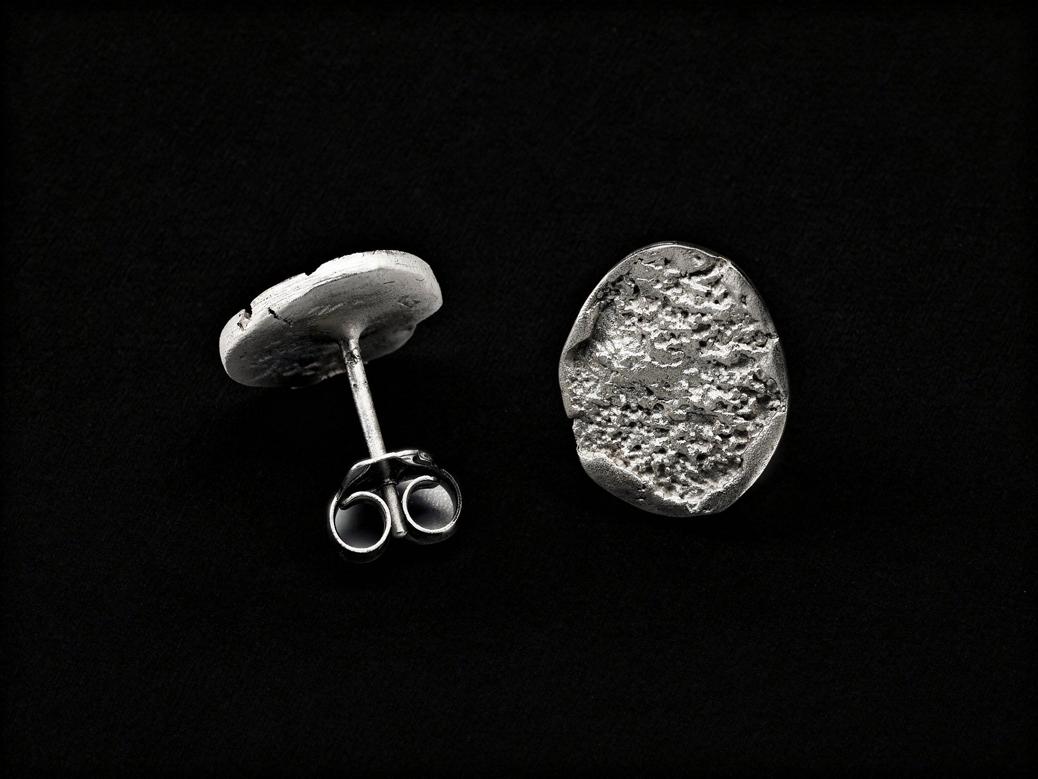 925 sterling silver stud earring with hammered disc face and butterfly back