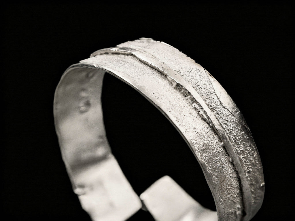 925 sterling silver bracelet close-up of textured inlaid stripe across cuff