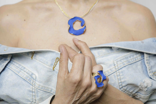 Eterna C Ring in gold-plated bronze with sculptural design