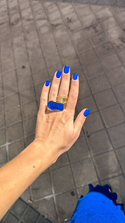 Eternal Loop Ring in gold-plated bronze with sculptural design