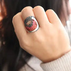 Anillo 925 en el dedo con incrustación de remolino oceánico rojo-rosa y banda de plata moteada