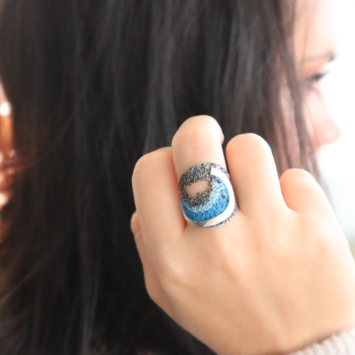 925 ring on finger with blue ocean swirl inset and speckled silver band