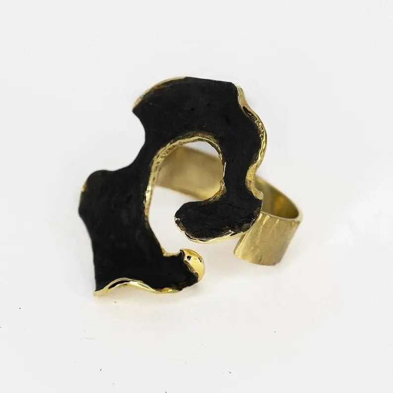Eterna C Ring side view with sculptural profile