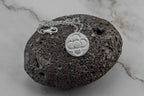 Colgante redondo de plata con forma de flor en cadena, motivo de flor redonda texturizada en relieve