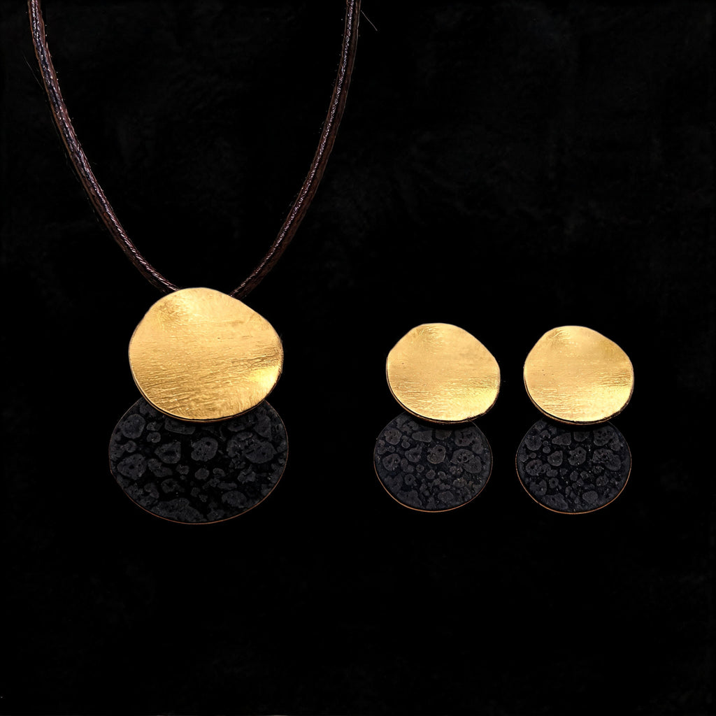 Pendant necklace and stud earring set with gold discs and black patterned drops