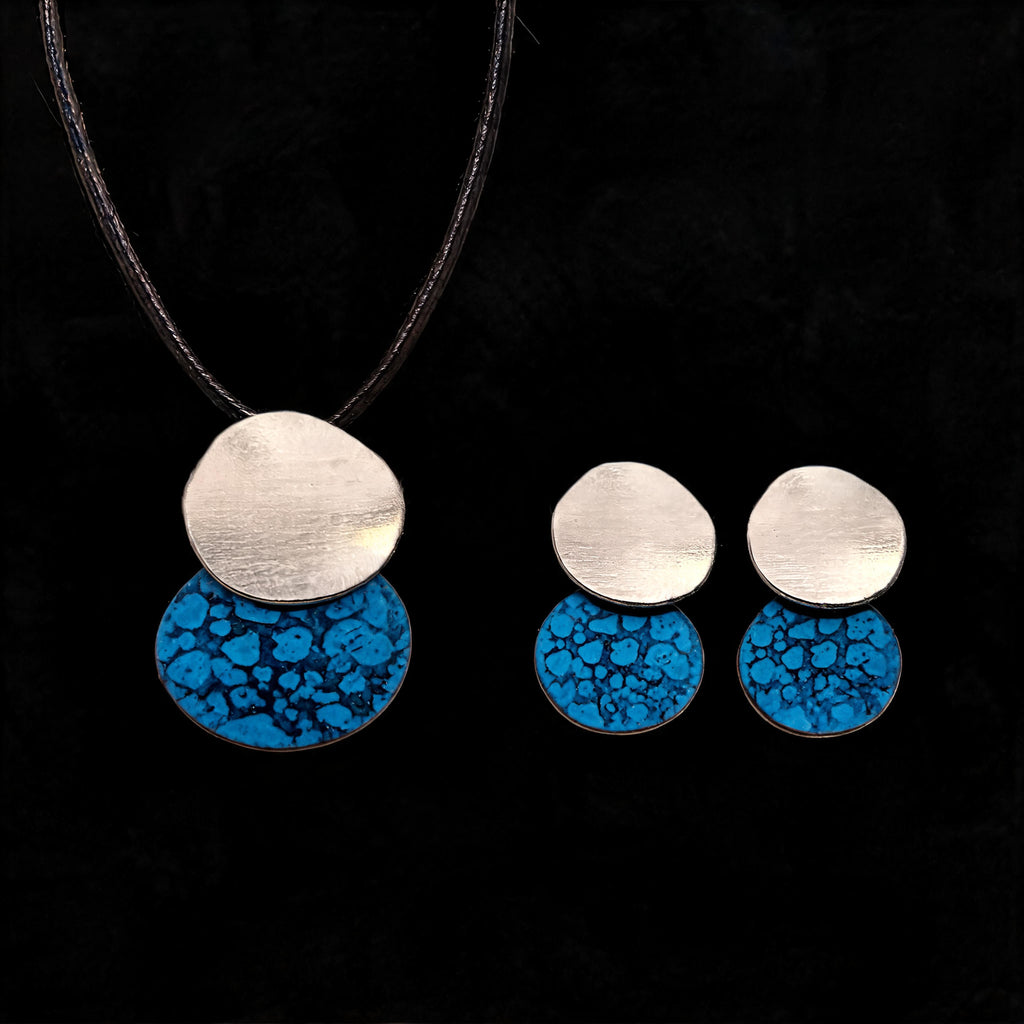 Pendant necklace and stud earring set with silver discs and blue patterned drops