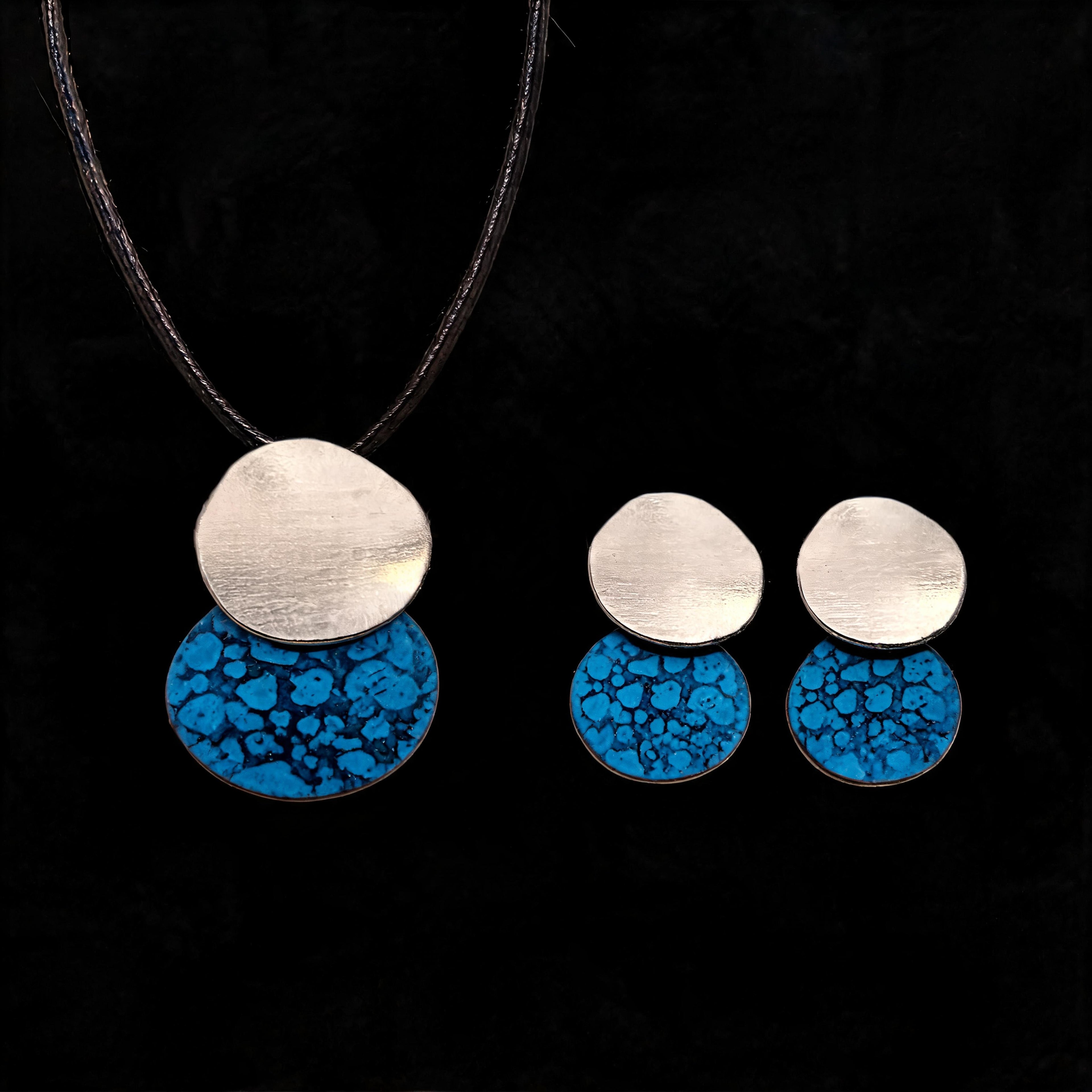 Pendant necklace and stud earring set with silver discs and blue patterned drops