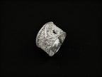 Anell de plata amb textura d'estrat amb incrustacions fosques, silueta quadrada gruixuda