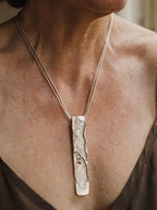 Penjoll de collaret de plata Strata amb cadena fina, disseny rectangular martellejat