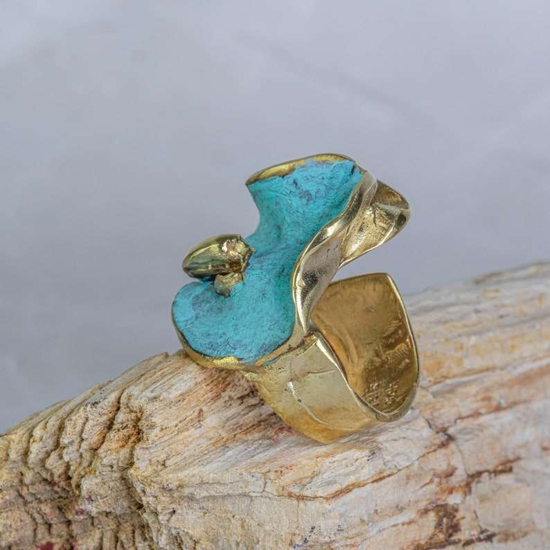 Oceánida Ring in gold-plated bronze with sculptural design
