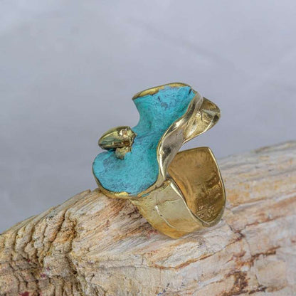Oceánida Ring in gold-plated bronze with sculptural design