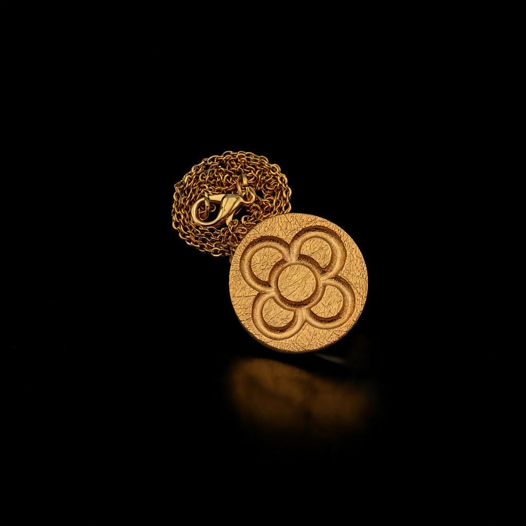 Collar con colgante redondo de flor de oro en cadena, motivo de flor circular en relieve