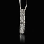 Collaret Strata de plata amb penjoll rectangular martellejat sobre cadena fina
