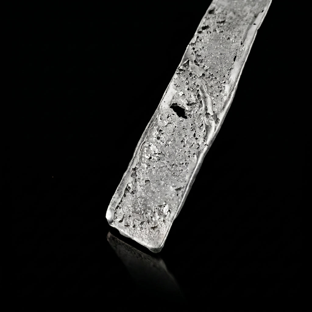 Primer pla del penjoll de collaret de plata Strata amb placa de plata texturitzada