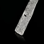 Primer pla del penjoll de collaret de plata Strata amb placa de plata texturitzada