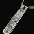 Penjoll de collaret de plata Strata amb escriptura gravada sobre placa de plata texturitzada