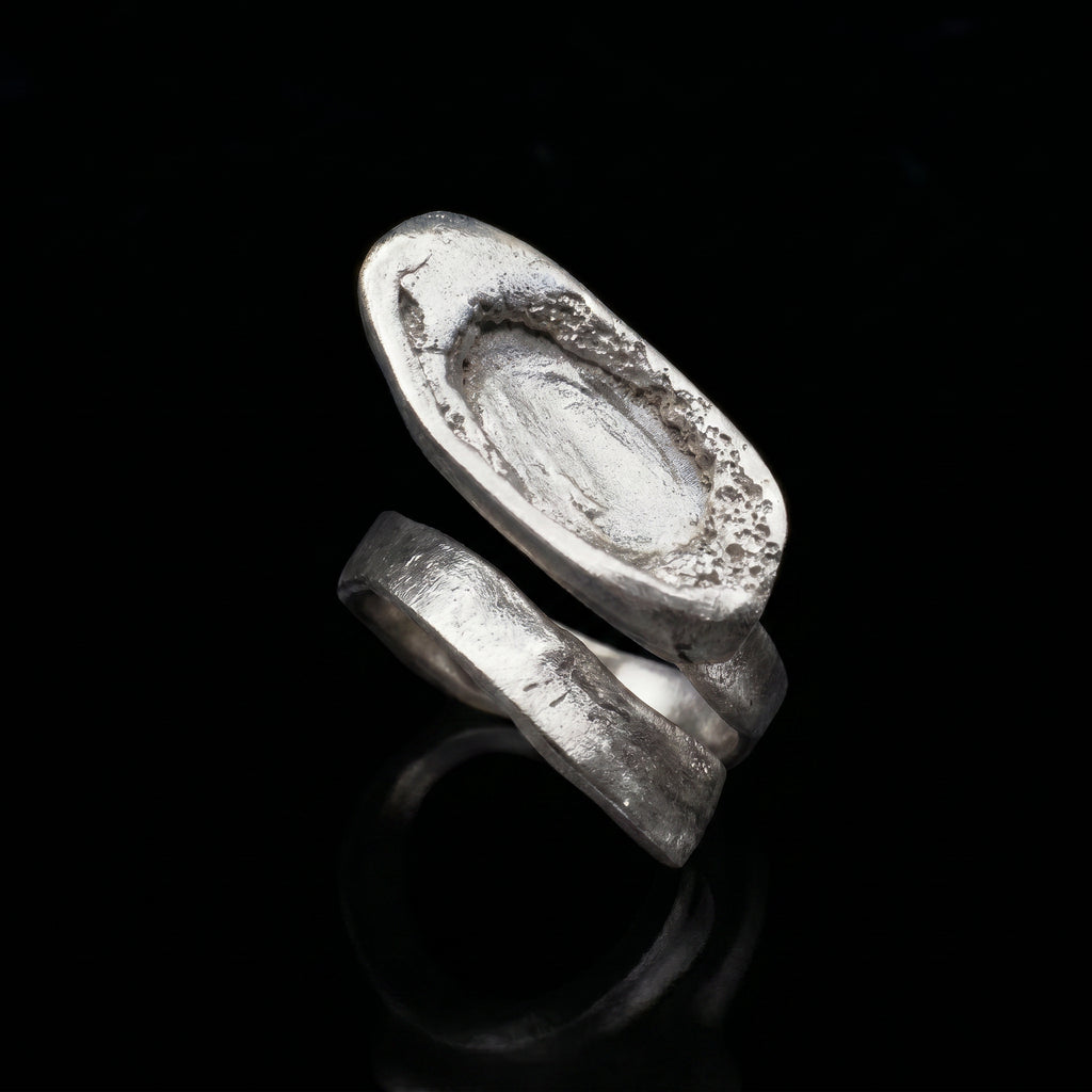 Sello ovalado tono plata Anillo con parte superior texturizada y grabada