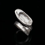 Sello ovalado tono plata Anillo con parte superior texturizada y grabada