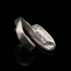 Anillo ovalado en tono plateado con diseño estampado en la banda interior