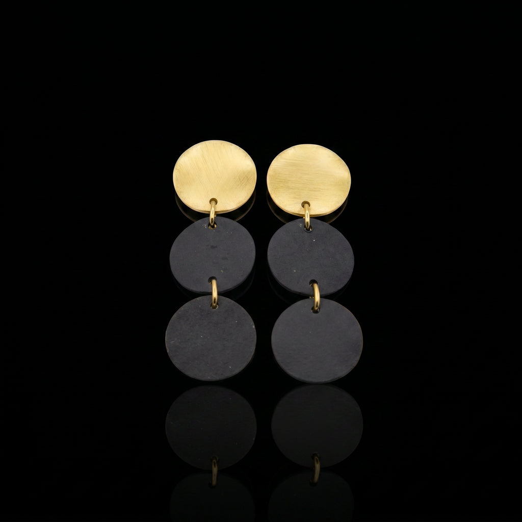 Tres discs Arracades de moviment amb tapes daurades i dos discs apilats de color gris fosc