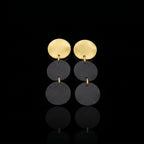Tres discs Arracades de moviment amb tapes daurades i dos discs apilats de color gris fosc