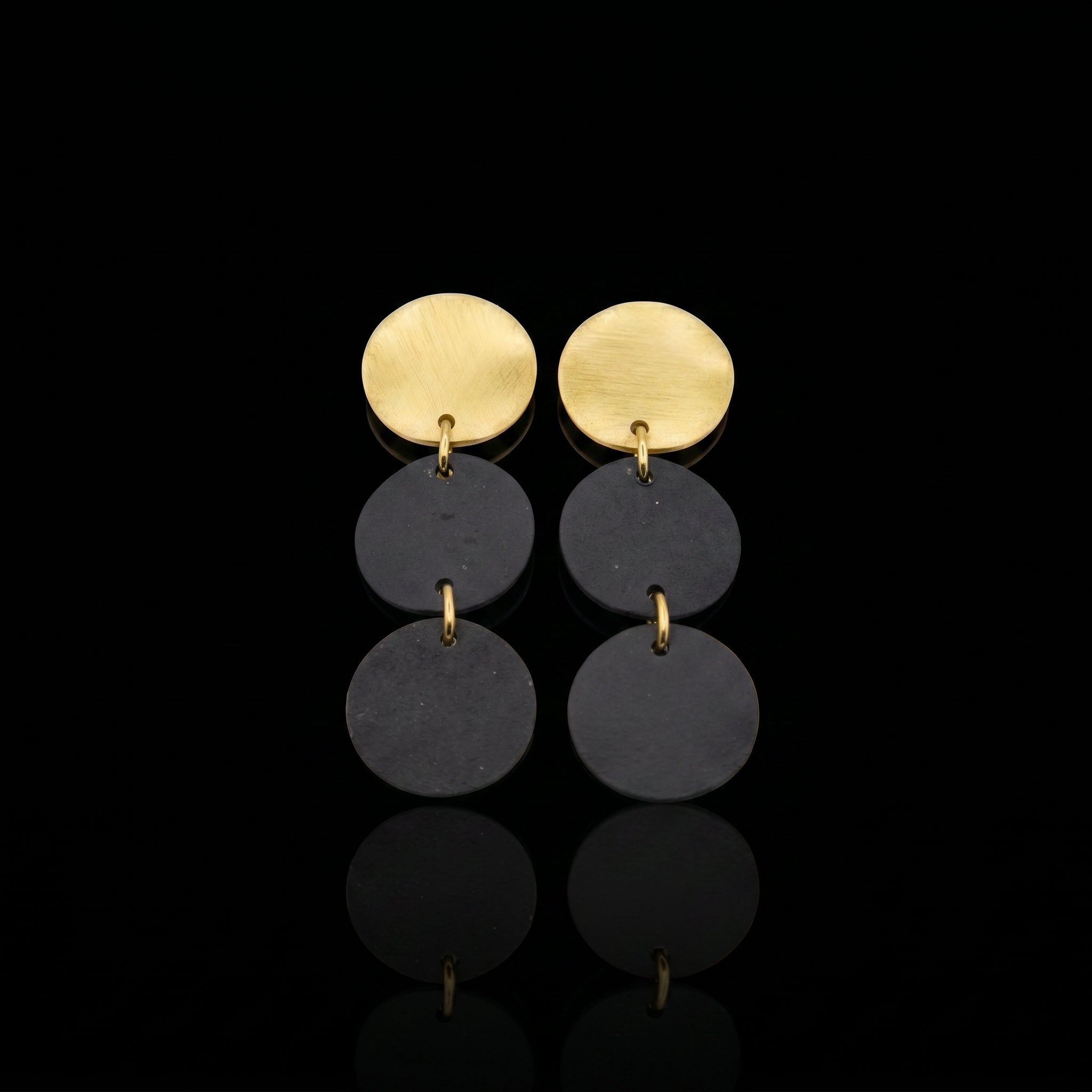 Tres discs Arracades de moviment amb tapes daurades i dos discs apilats de color gris fosc