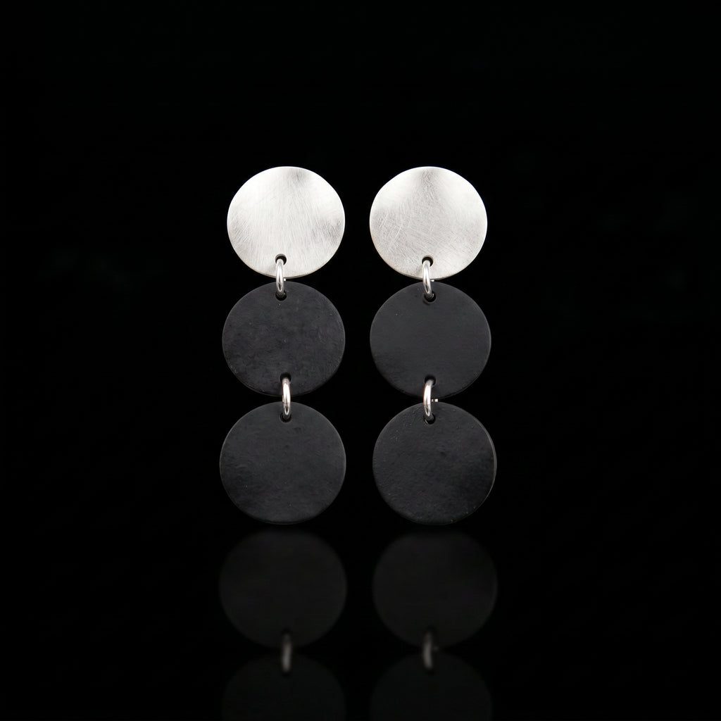 Arracades de tres discs amb part superior platejada i dues penjolls de disc gris fosc apilats