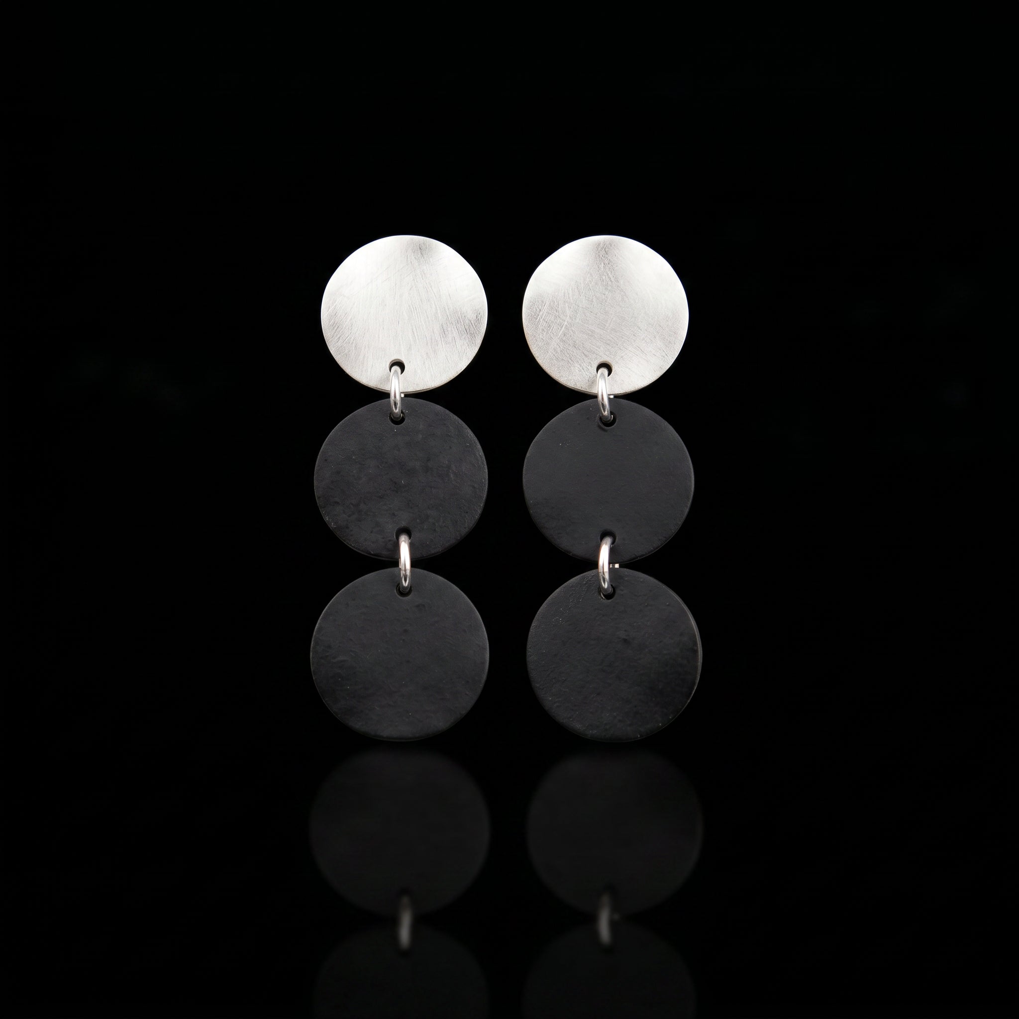 Arracades de tres discs amb part superior platejada i dues penjolls de disc gris fosc apilats