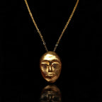 Collar con colgante de máscara facial de oro con un fino eslabón de cadena