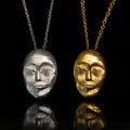 Collar con colgante de máscara facial con cadenas de plata y oro y colgantes faciales a juego