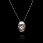 Collar con colgante de máscara facial de plata con un fino eslabón de cadena