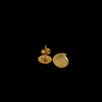 Pendientes de botón redondos de oro con disco texturizado y pequeño detalle colgante