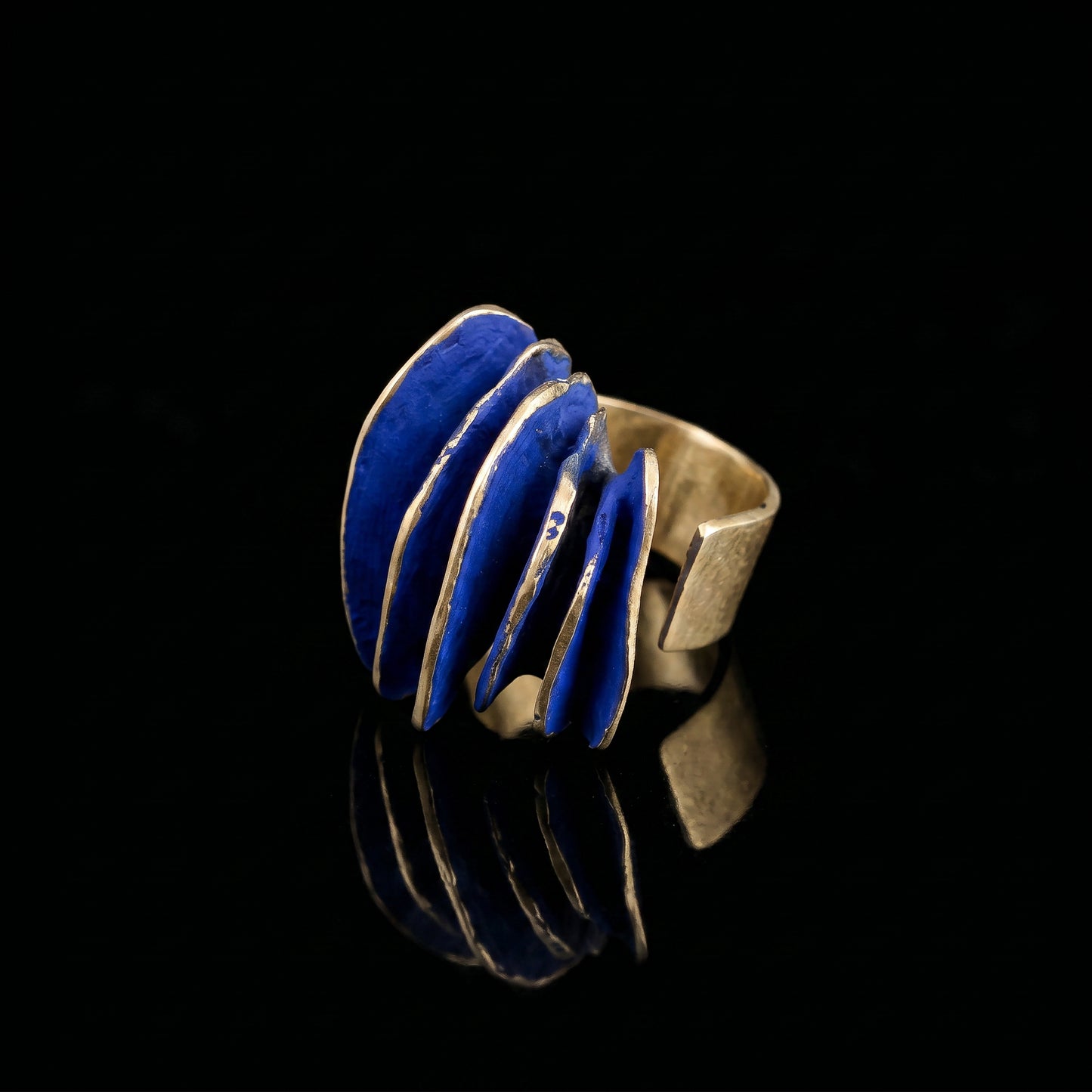 Alis Maris ring with blue curved inlay on gold-tone band