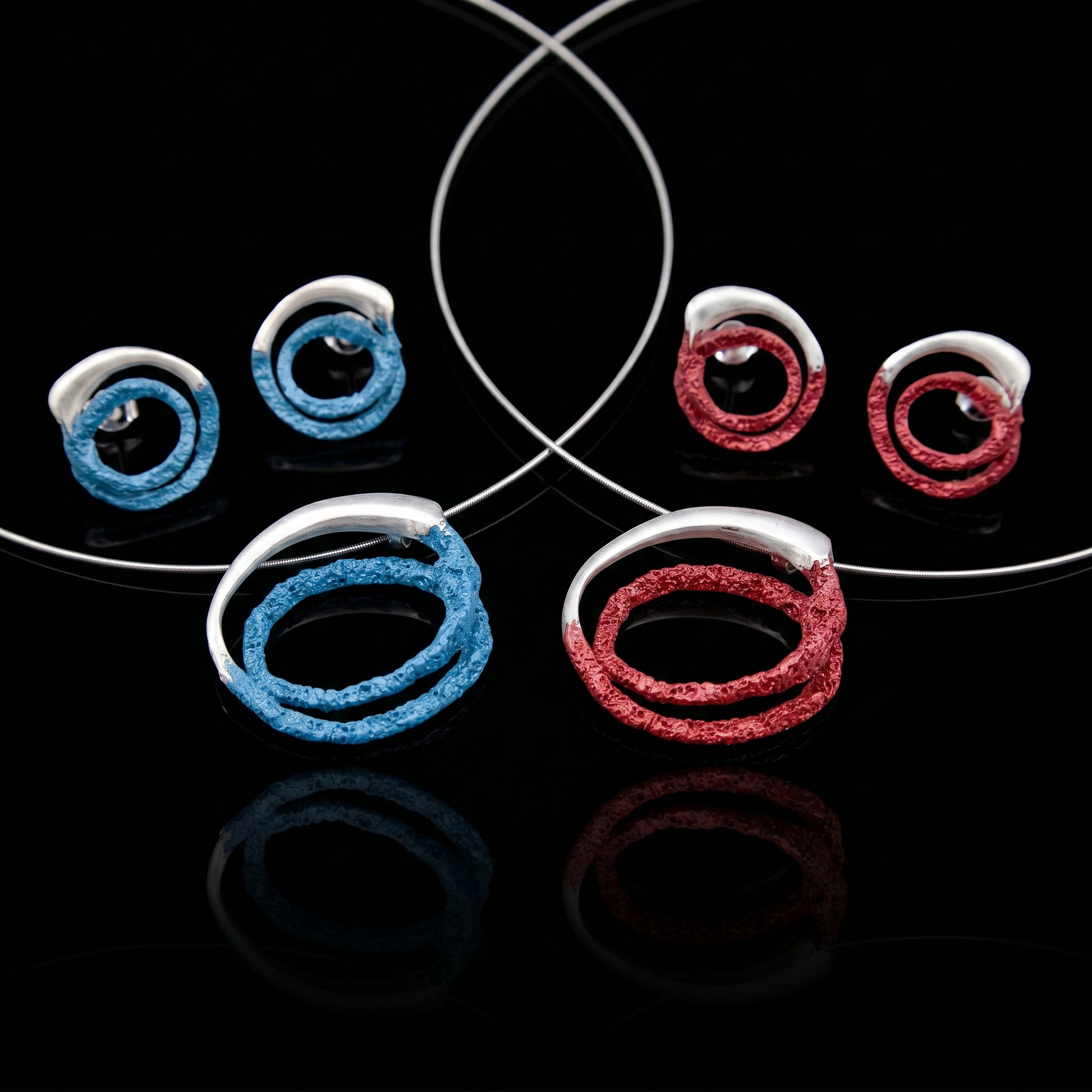 Set of 925 silver ring pendants in blue and red, assorted sizes, on chains