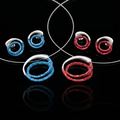 Set of 925 silver ring pendants in blue and red, assorted sizes, on chains