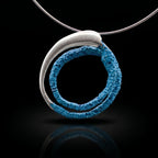 Penjoll de plata 925 amb detall d'anell ovalat texturitzat blau i cadena
