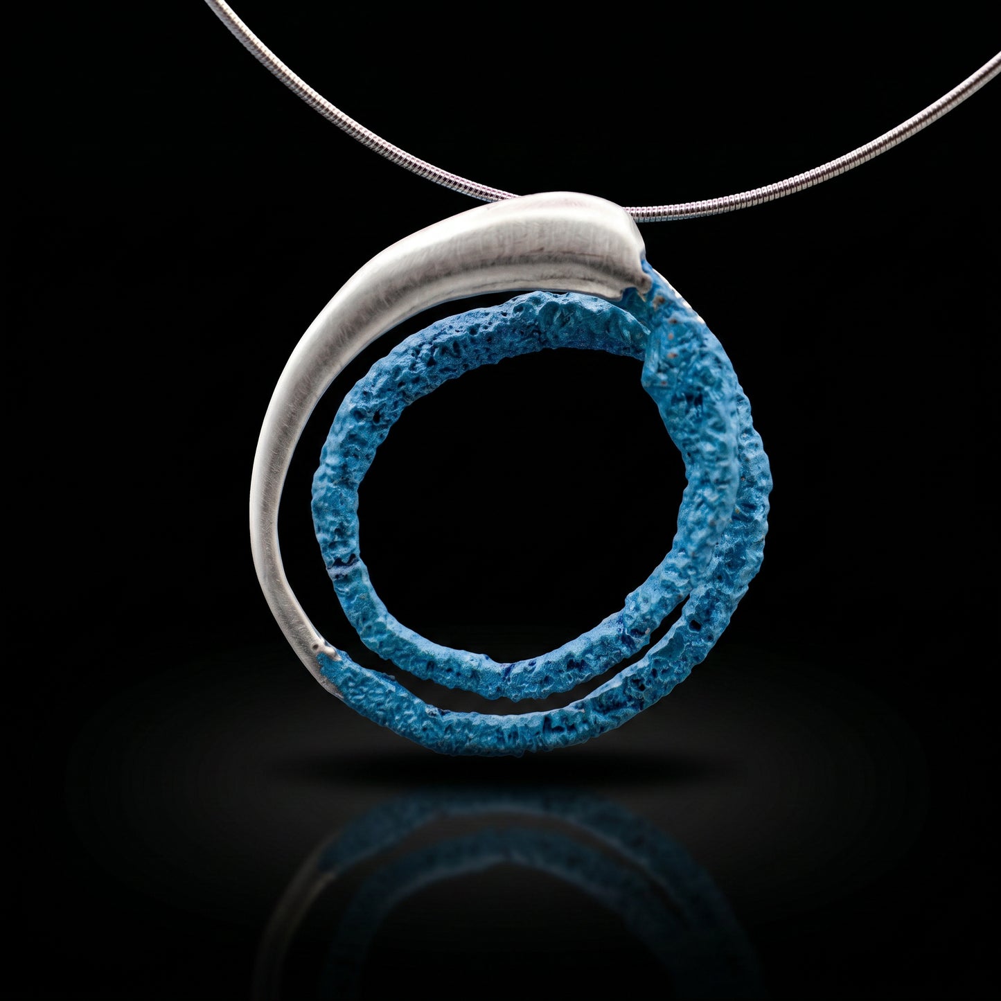 925 silver pendant with blue textured oval ring detail and chain