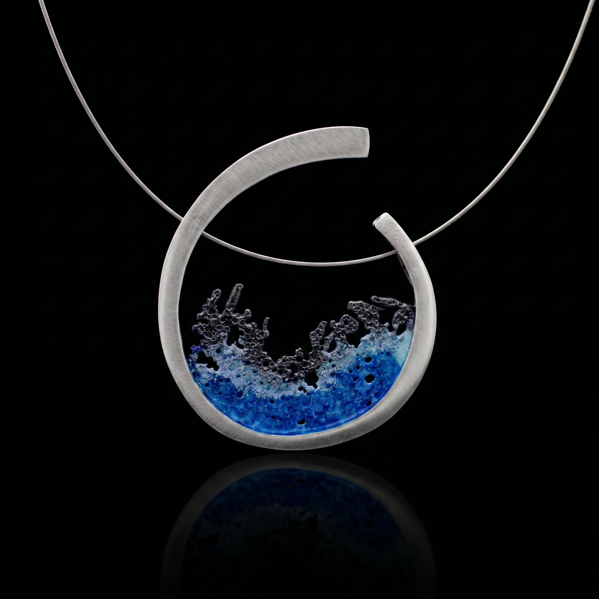Silver 925 pendant with teardrop bezel and blue ocean scene with dark waves