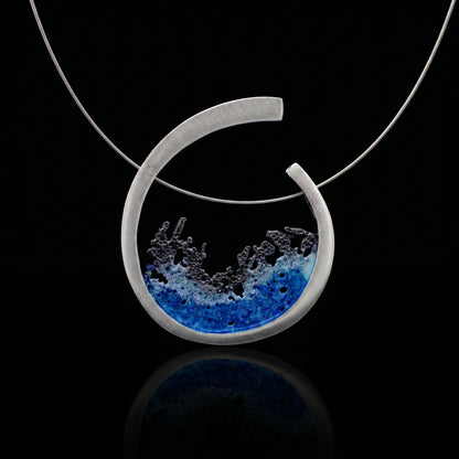 Silver 925 pendant with teardrop bezel and blue ocean scene with dark waves