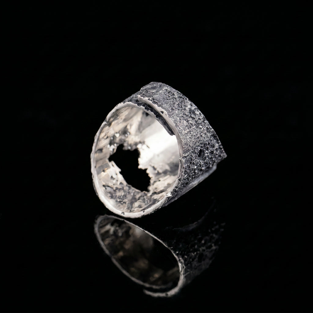 Anillo de plata 925 que muestra la banda interior y el exterior de plata texturizada
