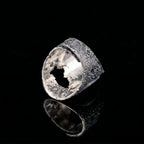 Anillo de plata 925 que muestra la banda interior y el exterior de plata texturizada