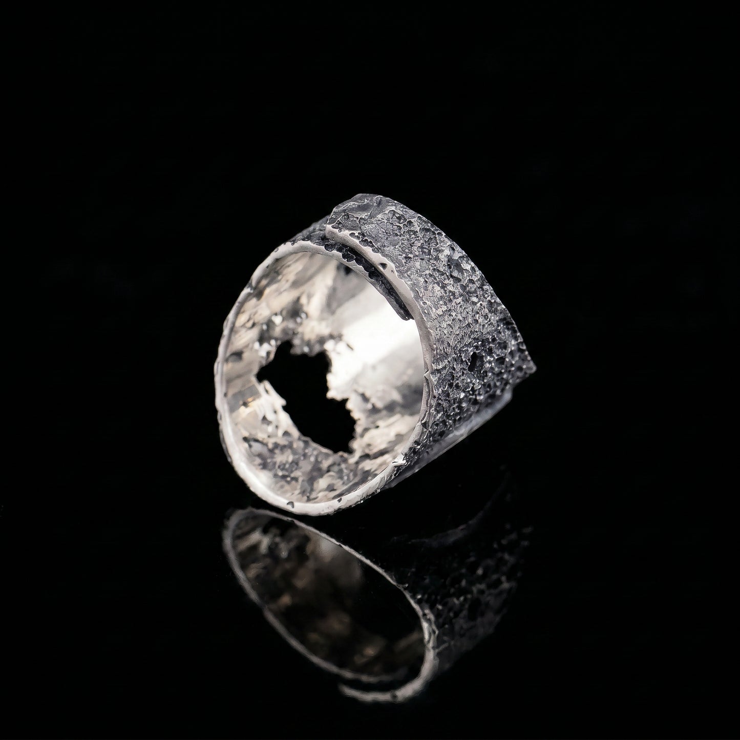 925 ring showing inner band and textured silver exterior