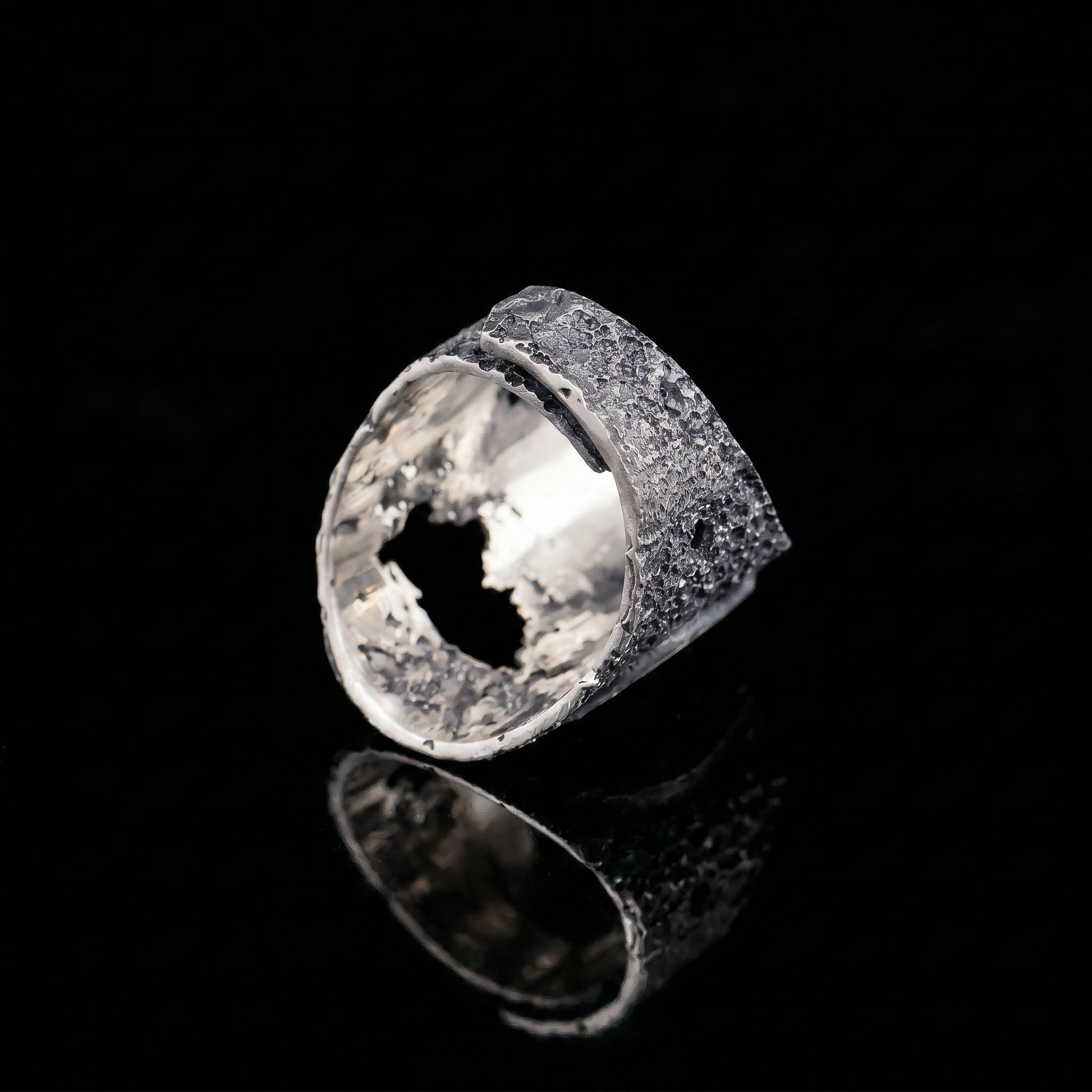 925 ring showing inner band and textured silver exterior
