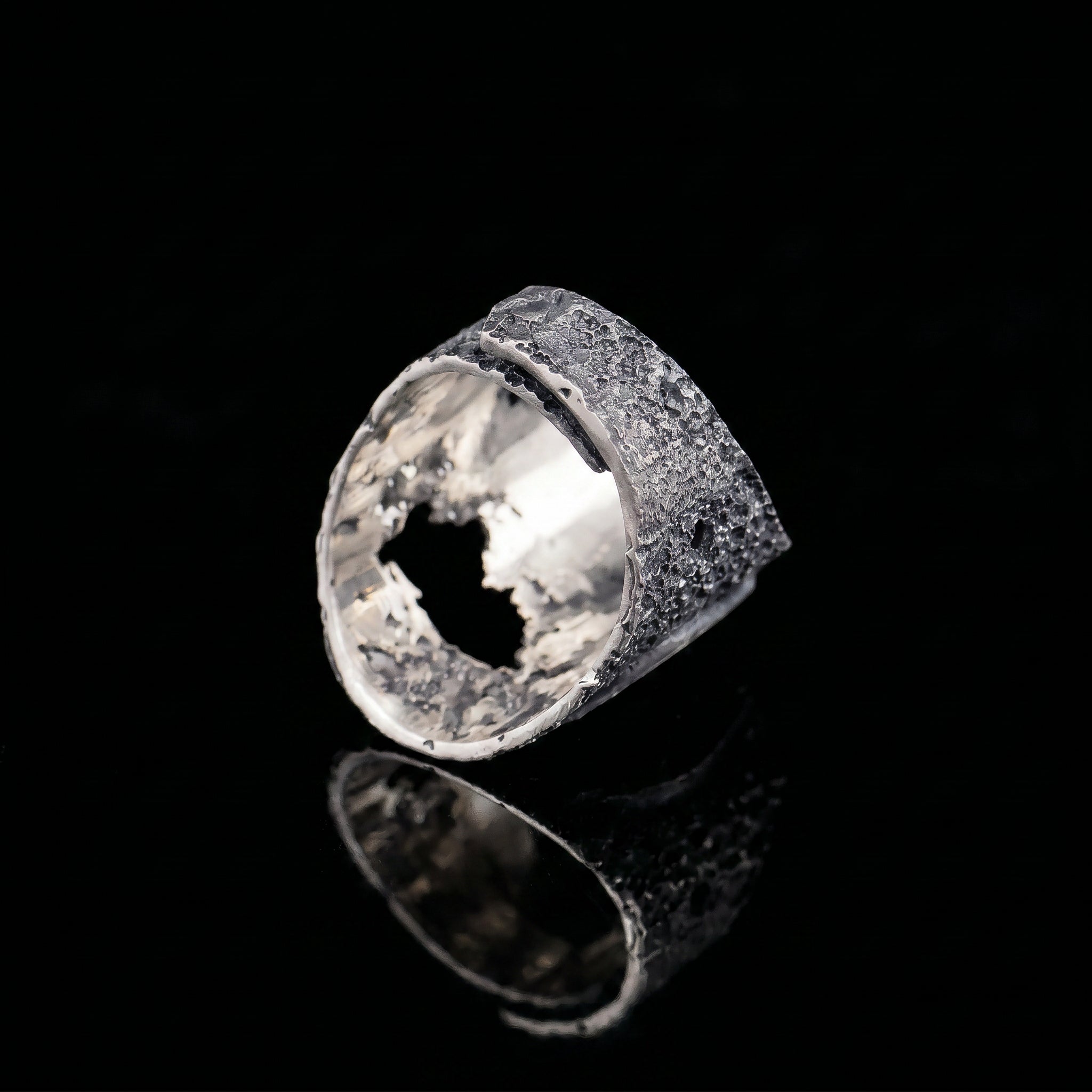 925 ring showing inner band and textured silver exterior